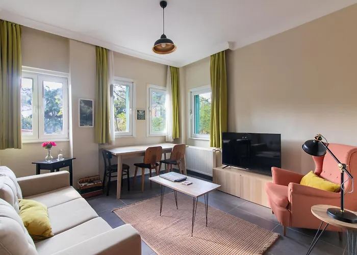 Calm & Charming 1br With Shared Lush Garden Access 伊斯坦布尔