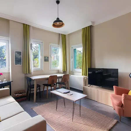 Calm & Charming 1br With Shared Lush Garden Access 伊斯坦布尔